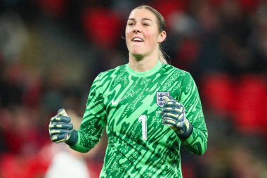 İngiltere 'den Mary Earps, 30 Kasım 2024' te İngiltere 'nin Wembley Stadyumu' nda oynadığı Uluslararası Kadınlar Dostluk karşılaşmasının ardından takımlar berabere kaldıktan sonra kutluyor.