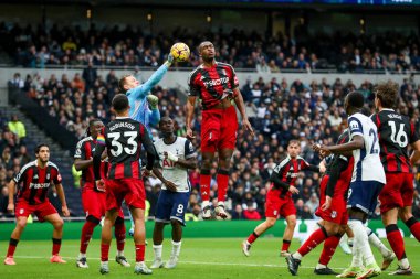 Fulham 'dan Bernd Leno Premier Lig maçında Tottenham Hotspur' a karşı Fulham Stadyumu, Londra, 1 Aralık 2024 'te bir kurtarış yaptı.