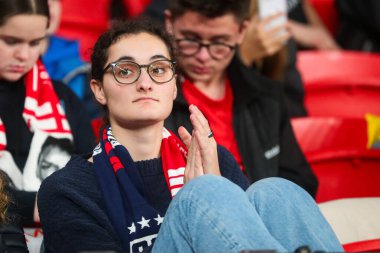 İngiltere taraftarları 30 Kasım 2024 'te İngiltere' nin Wembley Stadyumu 'nda oynanan Uluslararası Kadınlar Dostluk karşılaşmasını izliyorlar.