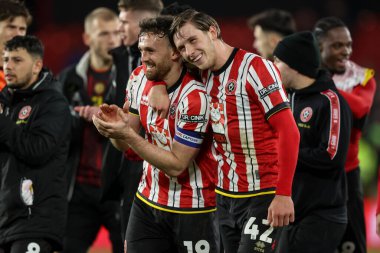 Sheffield United 'dan Jack Robinson ve Sheffield United' dan Sydie Peck, 29 Kasım 2024 'te Bramall Lane, Sheffield, İngiltere' de oynanan Sky Bet Şampiyonası maçında kazandıkları galibiyeti kutluyorlar.