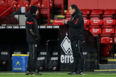 Sunderland 'ın Rgis Le Bris teknik direktörü, 29 Kasım 2024' te Sheffield Lane, Sheffield, İngiltere 'de oynanan Sky Bet Şampiyonası maçında Sunderland' a karşı Adil Aouchiche ile konuştu.