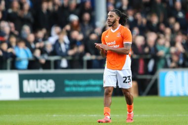 Blackpool 'dan Dom Thompson, 1 Aralık 2024' te İngiltere 'nin Blackpool kentindeki Bloomfield Road' da oynanan Blackpool-Birmingham maçının ardından ev sahibi taraftarları alkışlıyor.