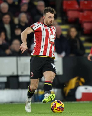 Sheffield United takımından Jack Robinson, 29 Kasım 2024 'te Sheffield United' a karşı Bramall Lane, Sheffield, İngiltere 'de oynanan maçta topu aldı.