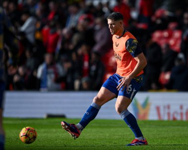 Everton 'dan James Tarkowski Premier Lig karşılaşmasında Manchester United' a karşı Everton maçında maç öncesi ısınma oturumunda 1 Aralık 2024 'te Old Trafford, Manchester, İngiltere