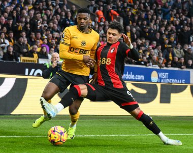 Wolverhampton Wanderers 'dan Nlson Semedo ve Bournemouth' dan Evanilson 30 Kasım 2024 'te İngiltere' nin Wolverhampton Wanderers 'a karşı oynanan Premier League maçında top için mücadele etti.