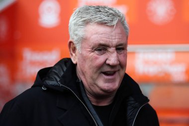 Blackpool 'un baş antrenörü Steve Bruce, 1 Aralık 2024' te Birleşik Krallık 'ta Bloomfield Road, Blackpool' da oynanan 2.