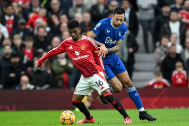 Manchester United takımından Amad Diallo Premier League maçında Everton 'dan Dwight McNeil' ı 1 Aralık 2024 'te Old Trafford, Manchester' da Everton 'a karşı durdurdu.