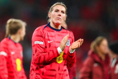 İngiltere 'den Millie Bright, 30 Kasım 2024' te Wembley Stadyumu 'nda oynanan Uluslararası Kadınlar Dostluk karşılaşması sonrasında takımların berabere kalmasının ardından taraftarları kabul ediyor.