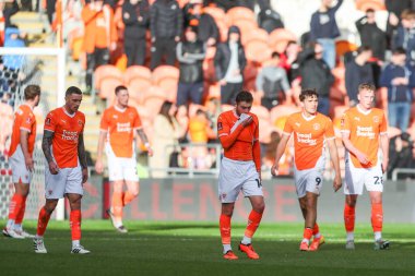 Blackpool 'dan Elliot Embleton, 1 Aralık 2024' te Bloomfield Road, Blackpool 'da oynanan Blackpool-Birmingham City maçında 2-0 berabere kalma golünü kabul etti.