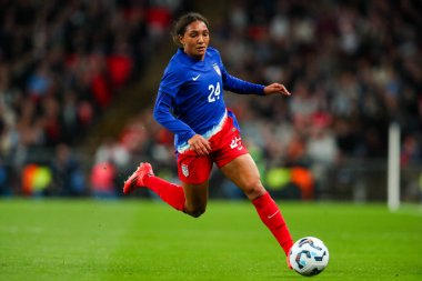 Birleşik Devletler 'den Yezem Ryan, 30 Kasım 2024' te Wembley Stadyumu 'nda oynanan Uluslararası Bayanlar Dostluk karşılaşmasında topla koşuyor.