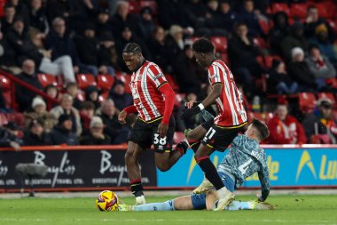 Sheffield United takımından Femi Seriki, 29 Kasım 2024 'te Sheffield Lane, Sheffield, Birleşik Krallık' ta oynanan Gökyüzü İddia Şampiyonası karşılaşmasında Dan Neil 'in topu durduramaması üzerine topu bırakıyor.