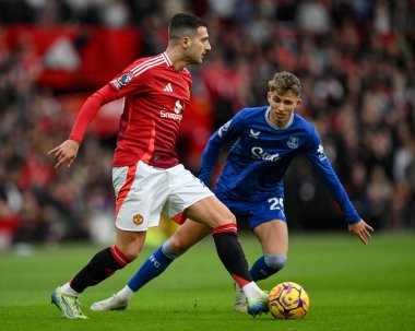 Manchester United 'dan Diogo Dalot Premier Lig karşılaşmasında topla birlikte Manchester United Everton' a karşı Old Trafford, Manchester, İngiltere, 1 Aralık 2024