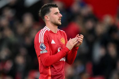 Manchester United takımının Mason Mount 'ı, Manchester United' ın 1 Aralık 2024 tarihinde Old Trafford, Manchester 'da Everton' a karşı oynadığı Premier League maçında son düdük çaldıktan sonra taraftarları alkışlıyor.