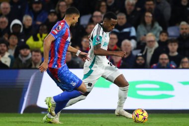 Joe Willock of Newcastle United breaks with the ball during the Premier League match Crystal Palace vs Newcastle United at Selhurst Park, London, United Kingdom, 30th November 2024 clipart