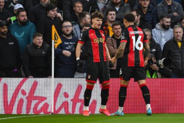 Bournemouth takımından Milos Kerkez, 30 Kasım 2024 tarihinde İngiltere 'nin Wolverhampton, Wolverhampton' da oynanan Premier League maçında Wolverhampton Wanderers 'a karşı Bournemouth maçında 1-2 kazanma hedefini kutluyor.