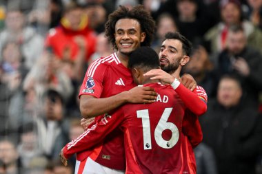 Manchester United takımından Joshua Zirkzee, Manchester United 'ın 1 Aralık 2024' te Old Trafford, Manchester 'da oynanan Premier League maçında 4-0' lık galibiyet golünü kutluyor.
