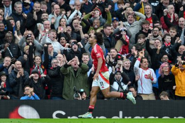 Manchester United takımından Joshua Zirkzee, Manchester United 'ın 1 Aralık 2024' te Old Trafford, Manchester 'da oynanan Premier League maçında 2-0' lık galibiyet golünü kutluyor.