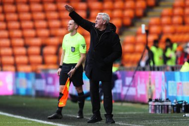 Blackpool teknik direktörü Steve Bruce, 1 Aralık 2024 'te Birleşik Krallık' ın Bloomfield Road kentinde oynanan Blackpool-Birmingham maçında tepki gösterdi.