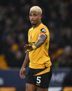 Wolverhampton Wanderers 'dan Mario Lemina, 30 Kasım 2024 tarihinde İngiltere' nin Wolverhampton kentinde oynanan Premier League maçında takımına talimat verir.