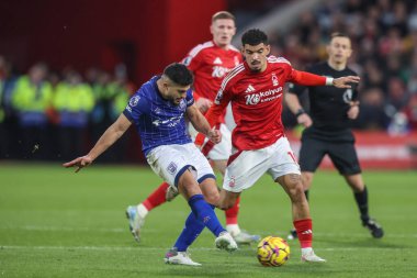 Ipswich Town 'dan Sam Morsy, 30 Kasım 2024' te İngiltere 'nin Nottingham City Ground kentinde oynanan Premier League maçı sırasında pas attı.