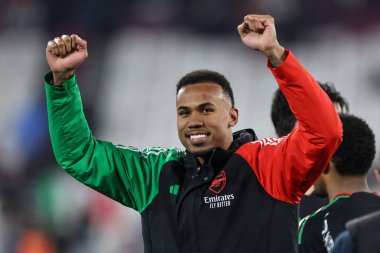 Arsenal 'li Gabriel, 30 Kasım 2024' te Londra 'daki Londra Stadyumu' nda oynanan Premier League maçında taraftarlarıyla galibiyeti kutluyor.