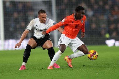 Sheffield Wednesday 'den Djeidi Gassama' ya Derby County 'den Kane Wilson tarafından 1 Aralık 2024' te İngiltere 'deki Pride Park Stadyumu' nda oynanan Derby County - Sheffield maçında meydan okundu.