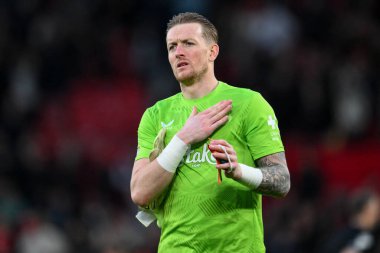 Everton 'dan Jordan Pickford, Premier League' in 1 Aralık 2024 'te Old Trafford, Manchester' da oynanan Everton maçında aldığı son ıslık çaldıktan sonra rozetini okşadı.