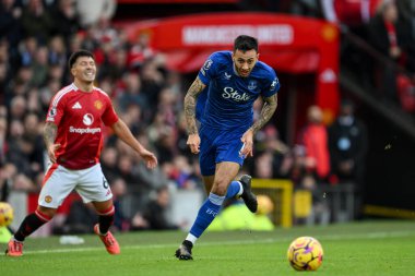 Everton 'dan Dwight McNeil Premier Lig maçı sırasında Manchester United Everton' a karşı Old Trafford, Manchester, İngiltere 'de 1 Aralık 2024' te topa vuruyor.