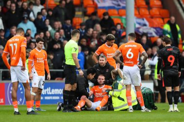 Blackpool 'dan Jordan Rhodes, 1 Aralık 2024' te Birleşik Krallık 'ın Bloomfield Road kentinde oynanan Blackpool-Birmingham maçında tıbbi tedavi gördü.