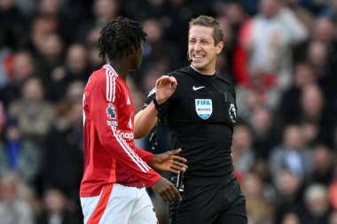 Hakem John Brooks, Manchester United 'ın Everton' a karşı oynadığı Premier League maçında Manchester United 'dan Kobbie Mainoo' ya sesleniyor.