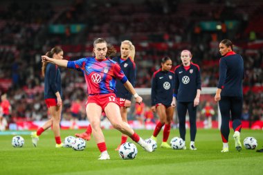 Birleşik Devletler 'den Sam Coffey, 30 Kasım 2024' te İngiltere 'nin Wembley Stadyumu' nda oynadığı Bayanlar Uluslararası Dostluk karşılaşması öncesinde ısınıyor.