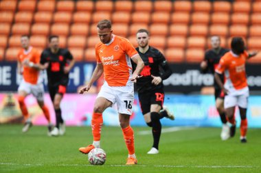 Blackpool 'dan Jordan Rhodes, 1 Aralık 2024' te Birleşik Krallık 'ın Bloomfield Road kentinde oynanan Blackpool-Birmingham City maçında topla birlikte ilerliyor.