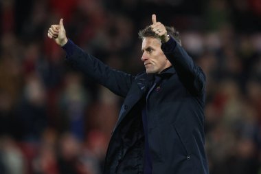 Ipswich Town 'un Kieran McKenna teknik direktörü 30 Kasım 2024' te İngiltere, Nottingham City Ground 'da oynanan Premier League maçı sırasında taraftarları tebrik etti.