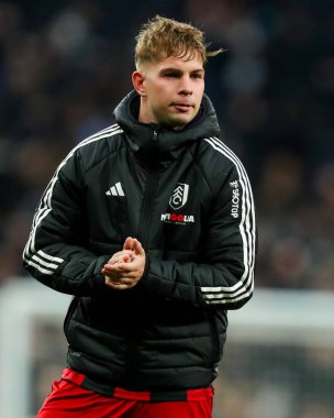 Fulham 'dan Emile Smith Rowe, 1 Aralık 2024' te Tottenham Hotspur 'a karşı Tottenham Hotspur Stadyumu' nda oynanan Premier League maçı sonrasında takımlar berabere kaldıktan sonra taraftarları kabul ediyor.