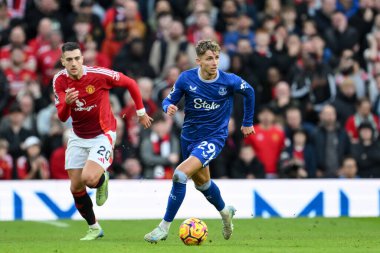 Everton 'dan Jesper Lindstrm Premier Lig maçı sırasında Manchester United' ın Everton 'a karşı 1 Aralık 2024' te Old Trafford, Manchester, İngiltere 'de yaptığı maçta topa vuruyor.