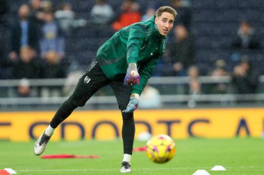 Fulham takımından Steven Benda, Tottenham Hotspur 'a karşı Tottenham Hotspur Stadyumu, Londra, 1 Aralık 2024' te oynanan Premier League karşılaşması öncesinde ısınıyor.