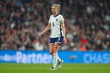 İngiltere 'den Leah Williamson, 30 Kasım 2024' te Wembley Stadyumu 'nda oynanan Uluslararası Kadınlar Dostluk karşılaşmasına bakıyor.