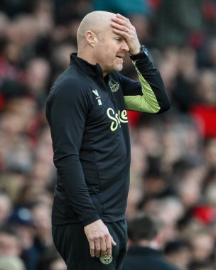 Everton 'dan Sean Dyche Menajeri, Manchester United' ın 1 Aralık 2024 'te Old Trafford, Manchester' da Everton 'a karşı oynadığı Premier League maçında tepki verirken kafasını tutuyor.