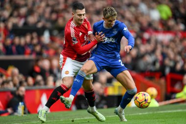 Manchester United 'dan Diogo Dalot ve Everton' dan Jesper Lindstrm Premier Lig karşılaşmasında Manchester United Everton 'a karşı Old Trafford, Manchester, Birleşik Krallık, 1 Aralık 2024
