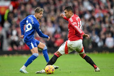 Everton 'dan Jesper Lindstrm ve Manchester United' dan Casemiro Premier League maçı sırasında Manchester United Everton 'a karşı Old Trafford, Manchester, İngiltere, 1 Aralık 2024
