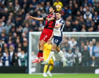 Fulham 'dan Raul Jimenez, Tottenham Hotspur maçında Tottenham Hotspur' a karşı Fulham Stadyumu, Londra, 1 Aralık 2024 'te oynanan Premier League maçında Ben Davies ile topa atlıyor.