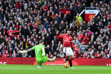 Manchester United 'dan Bruno Fernandes, Premier League karşılaşmasında Everton' dan Jordan Pickford tarafından 1 Aralık 2024 'te Old Trafford, Manchester, İngiltere' de oynanan Everton maçında yenildi.