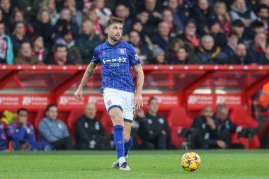 Ipswich Town 'dan Cameron Burgess, 30 Kasım 2024' te İngiltere 'nin Nottingham kentinde oynanan Premier League maçında Nottingham Forest ile Ipswich Town maçında pas attı.