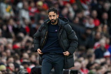 Manchester United takımının Ruben Amorim teknik direktörü, Manchester United 'ın 1 Aralık 202' de Old Trafford, Manchester 'da oynadığı Premier League maçında 4-0 önde görünüyor.