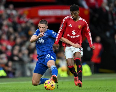 Everton 'dan Vitaliy Mykolenko ve Manchester United' dan Amad Diallo Premier Lig karşılaşmasında Manchester United Everton 'a karşı Old Trafford, Manchester, İngiltere, 1 Aralık 202