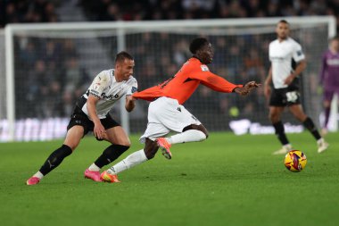 Derby County 'den Kane Wilson, 1 Aralık 202' de İngiltere 'nin Pride Park Stadyumu' nda oynanan Derby County - Sheffield maçında Sheffield Çarşamba günü Sheffield maçında Sheffield 'lı Djeidi Gassama' nın tişörtünü giyiyor.