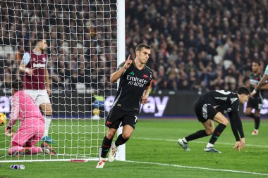 Arsenal 'den Leandro Trossard, 30 Kasım 202' de Londra 'daki Londra Stadyumu' nda oynanan Premier League maçında 0-2 'lik galibiyet golünü kutluyor.