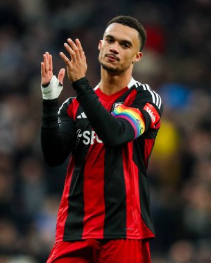 Fulham 'dan Antonee Robinson, 1 Aralık 2024' te Tottenham Hotspur 'a karşı Tottenham Hotspur Stadyumu' nda oynanan Premier League maçı sonrasında takımlar berabere kaldıktan sonra taraftarları kabul ediyor.