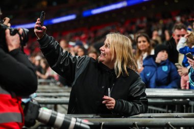 Amerika Birleşik Devletleri 'nden Emma Hayes, 30 Kasım 2024' te İngiltere 'nin Wembley Stadyumu' nda oynadığı Uluslararası Kadınlar Dostluk karşılaşması sonrasında takımlar berabere kaldıktan sonra taraftarlarıyla fotoğraf çektirmek için poz veriyor.