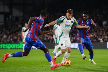 Crystal Palace 'dan Jefferson Lerma, 30 Kasım 202' de İngiltere, Selhurst Park 'ta oynanan Premier League maçı sırasında Newcastle United' dan Harvey Barnes 'a faul yaptı.